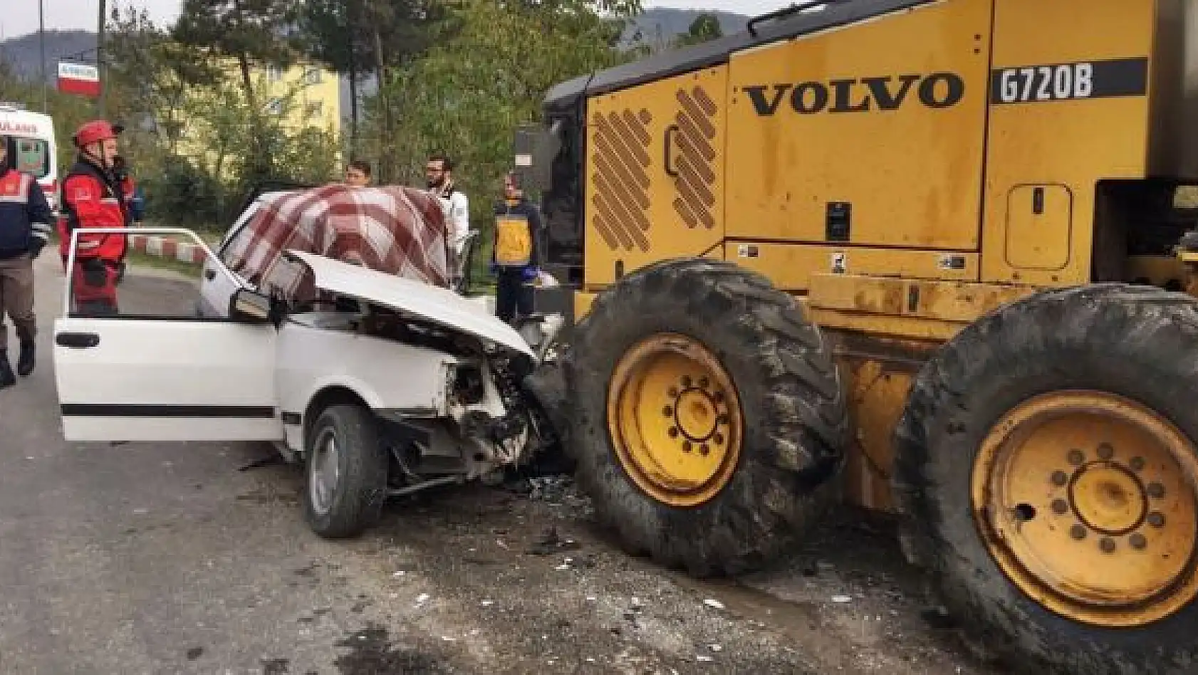 Park halindeki iş makinesine çarptı