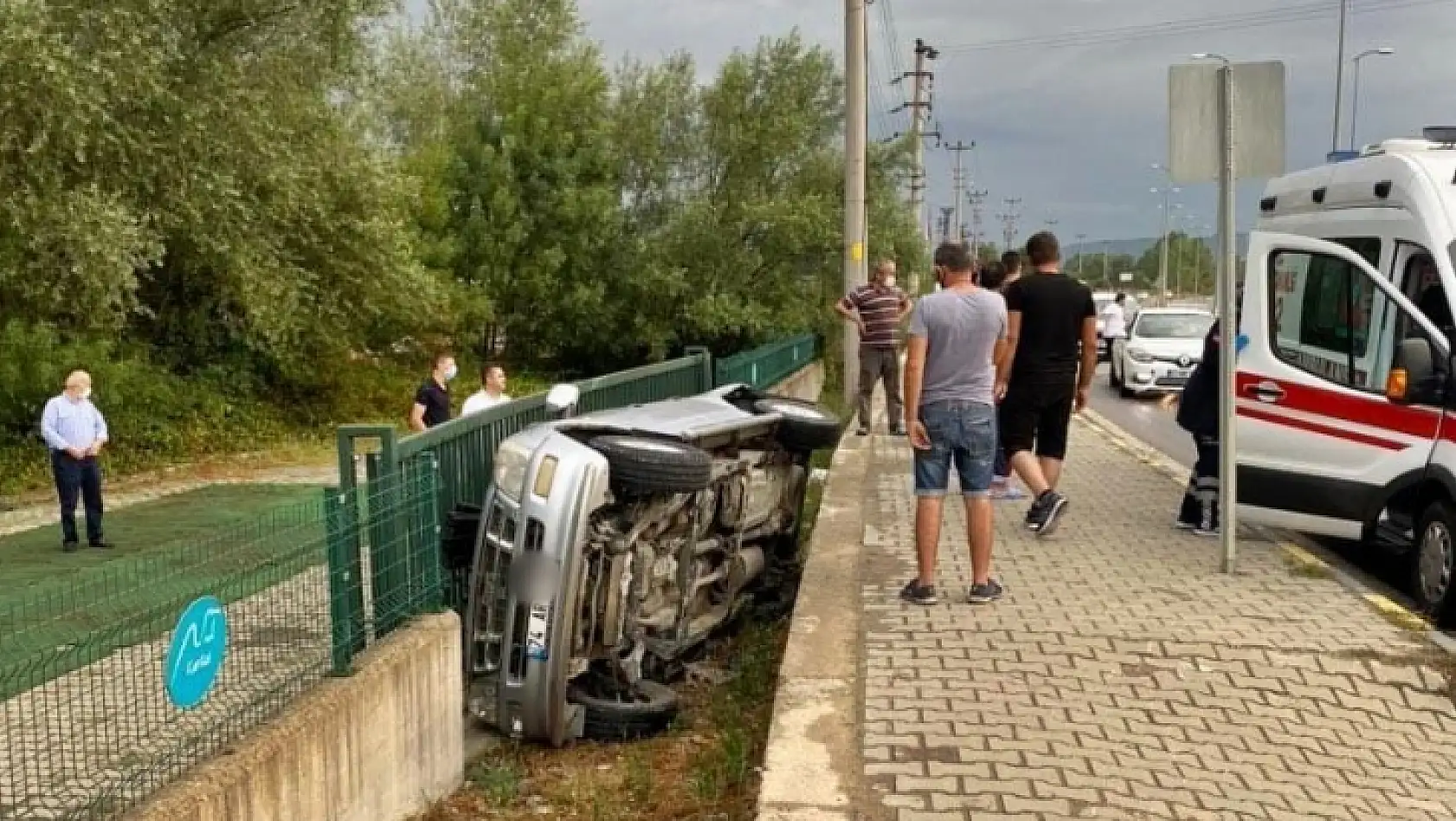 Polisevi kavşağında kaza