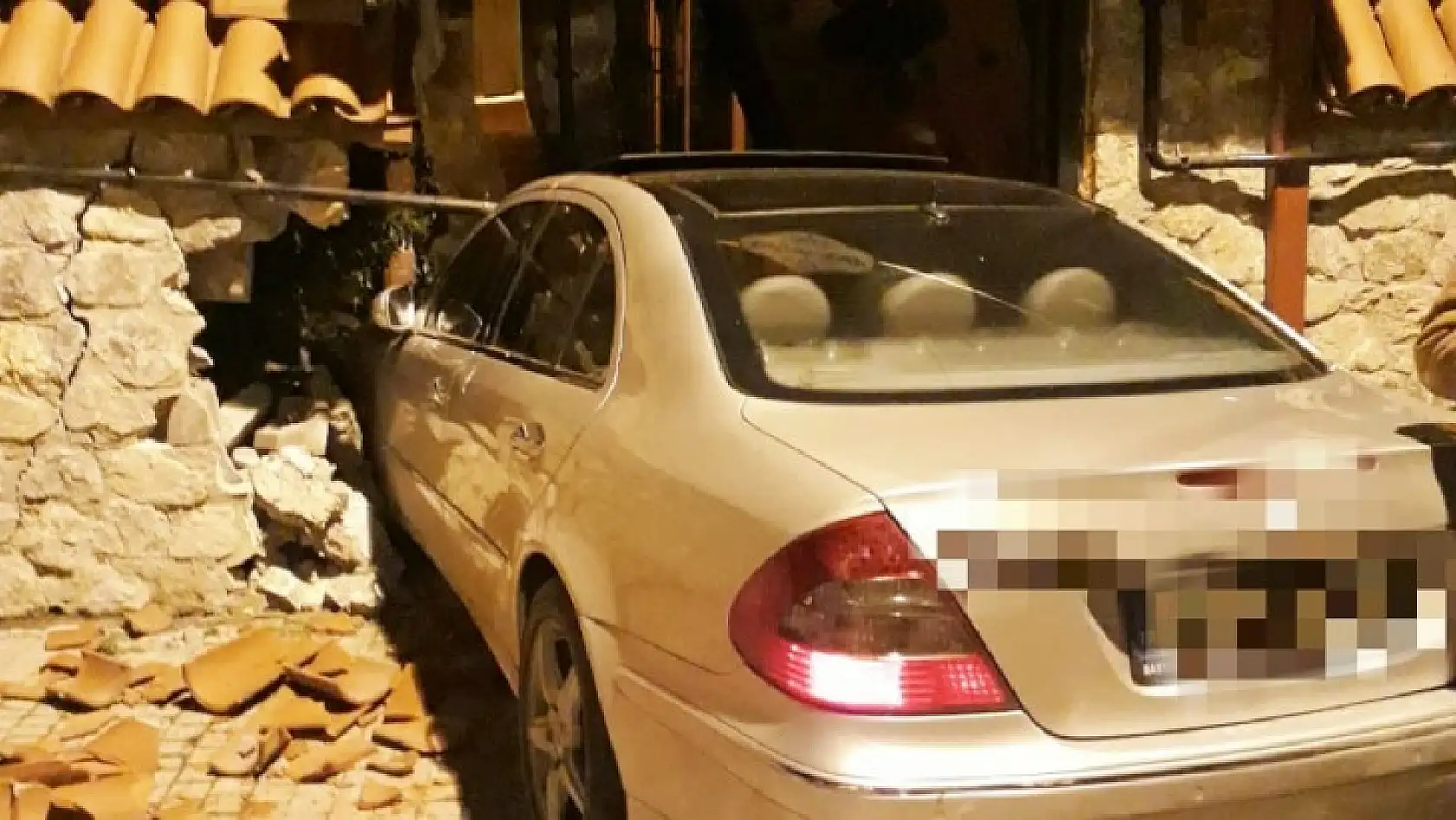 Polisten kaçarken otele daldı