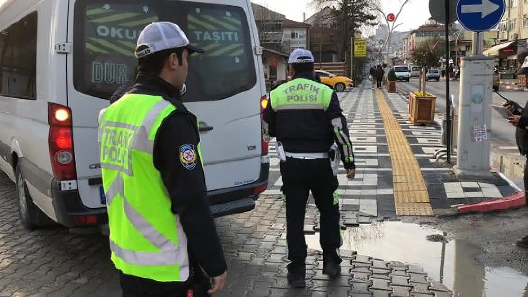 Polisten okul çevresinde sıkı denetim