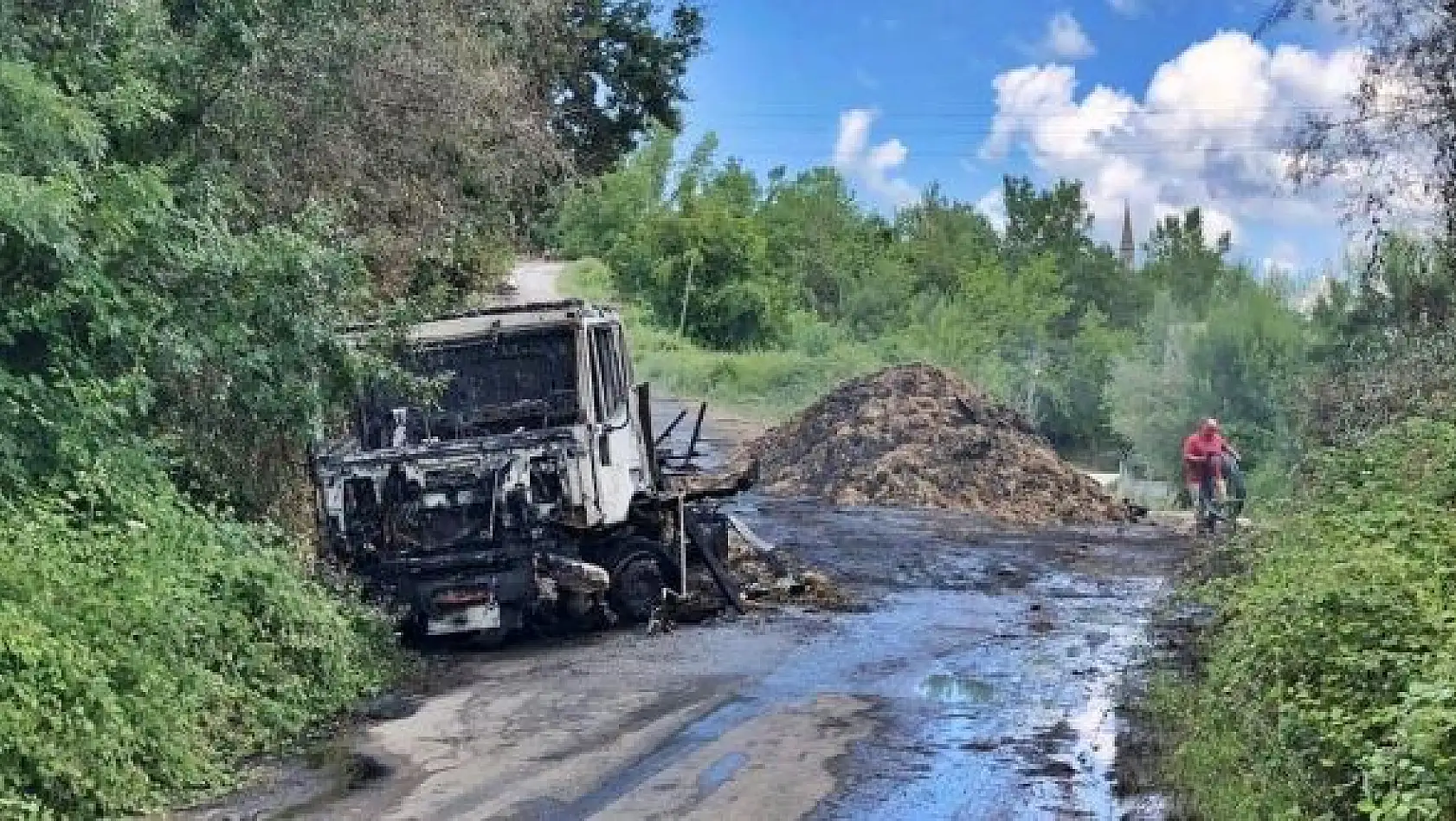 Saman yüklü TIR cayır cayır yandı.