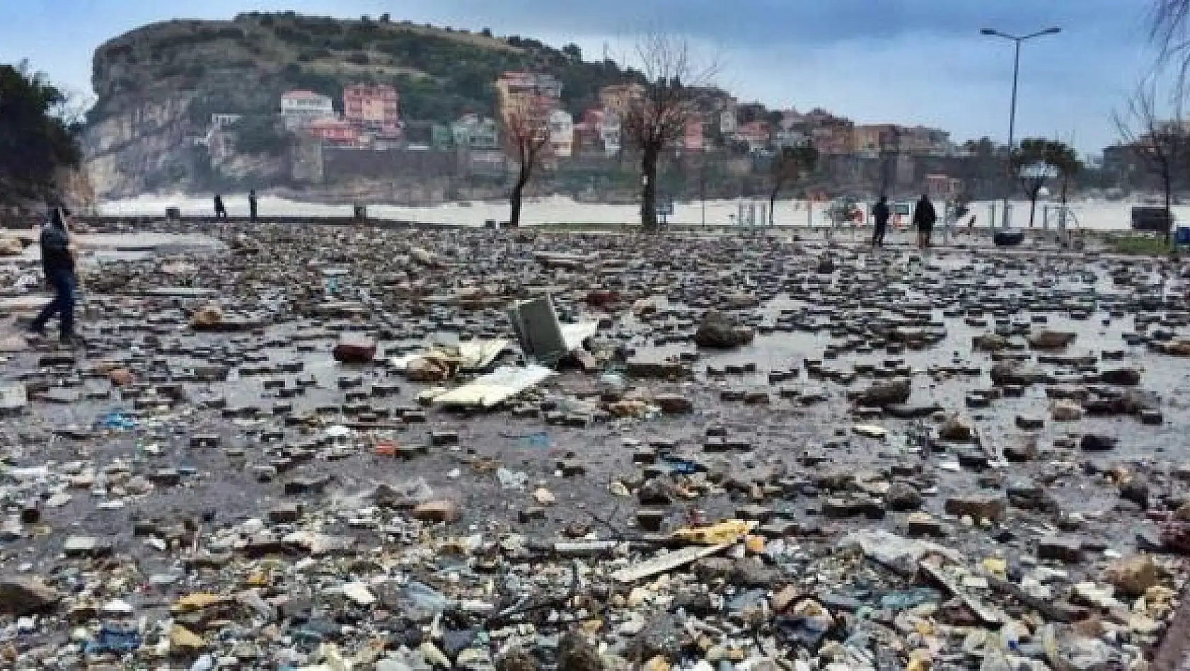 Şiddetli Fırtına Sahillere zarar verdi