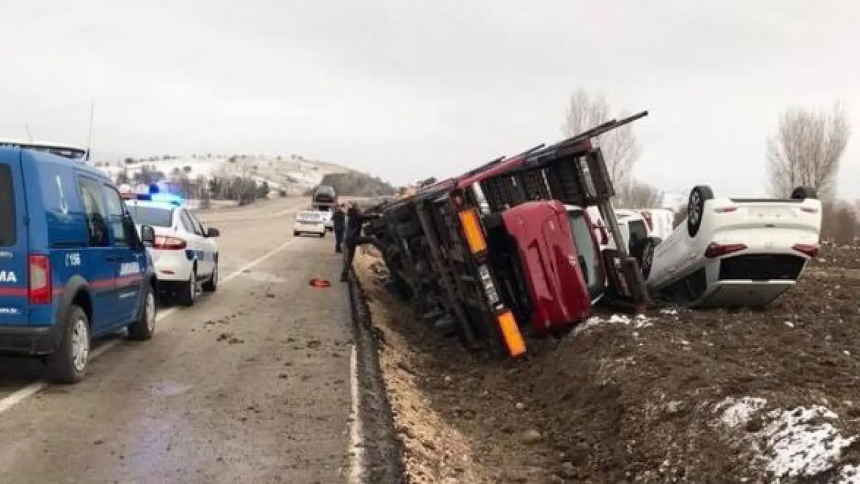Sıfır otomobilleri taşıyan TIR devrildi