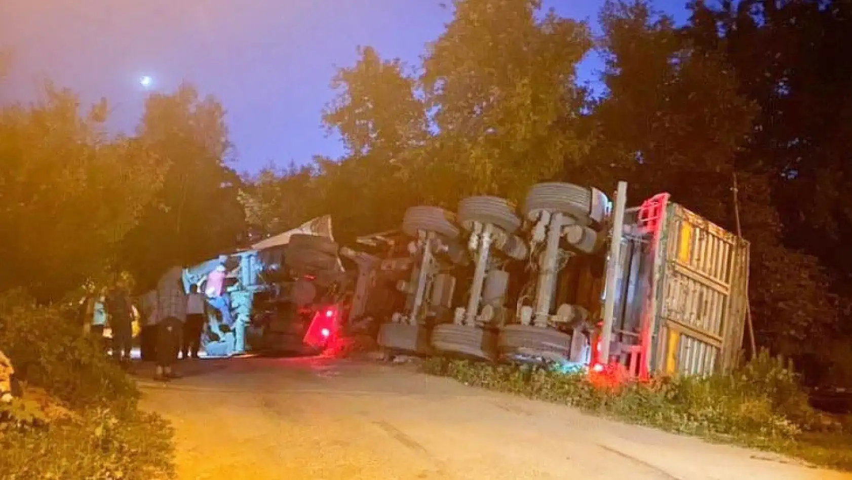 Son dakika, Köprüde devrildi