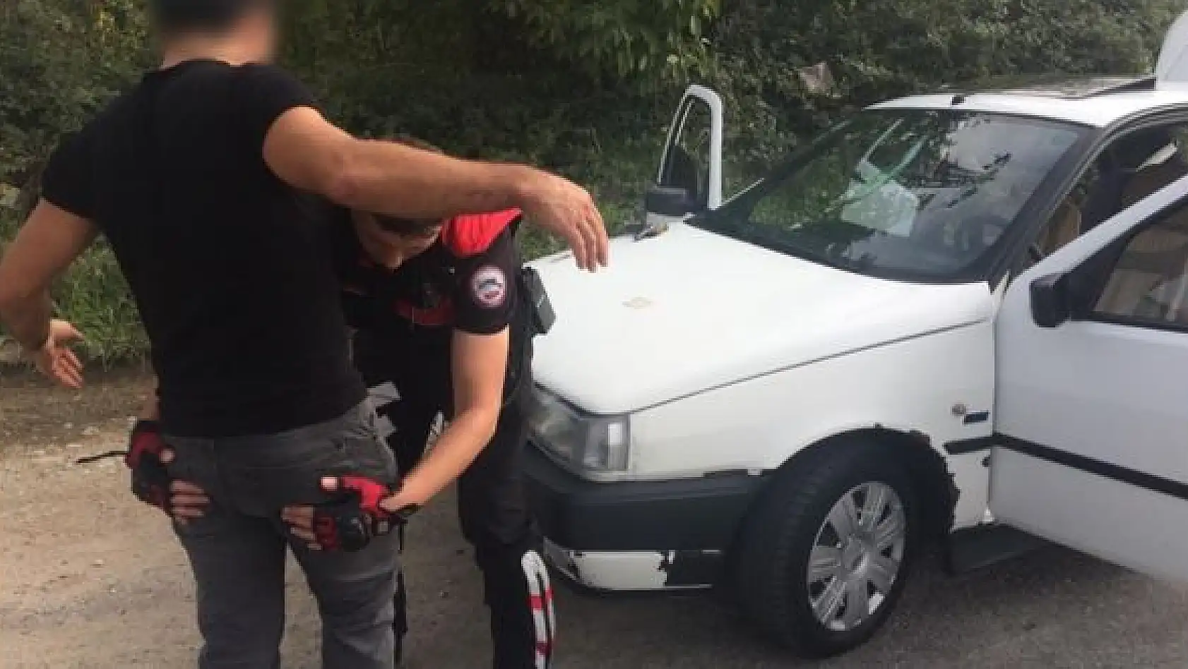 Şüpheli otomobilde tabanca yakalandı