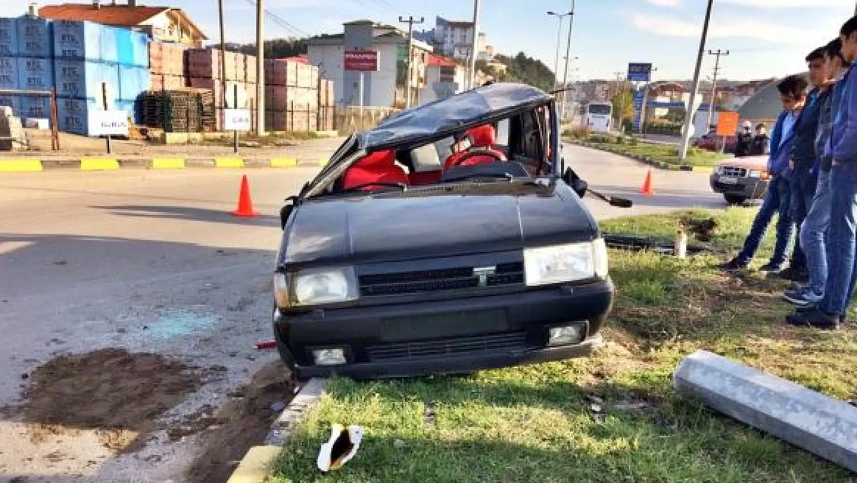 Takla atan otomobil kağıt gibi büzüldü
