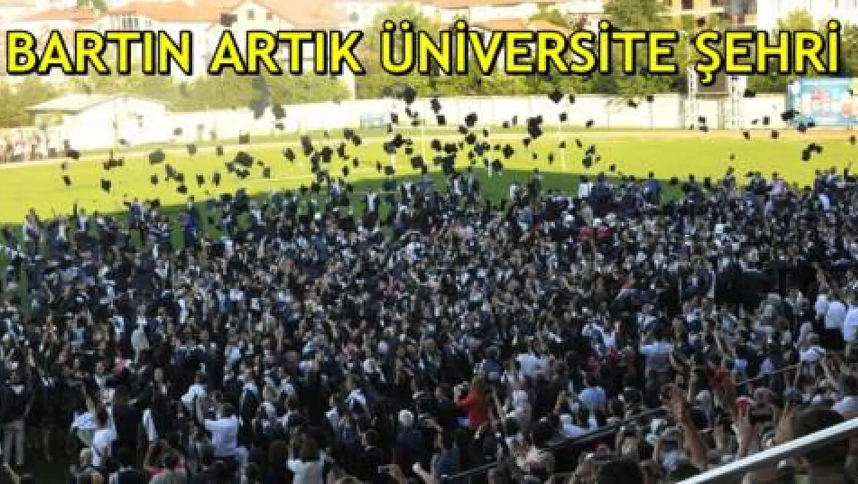 Üniversitede mezuniyet coşkusu