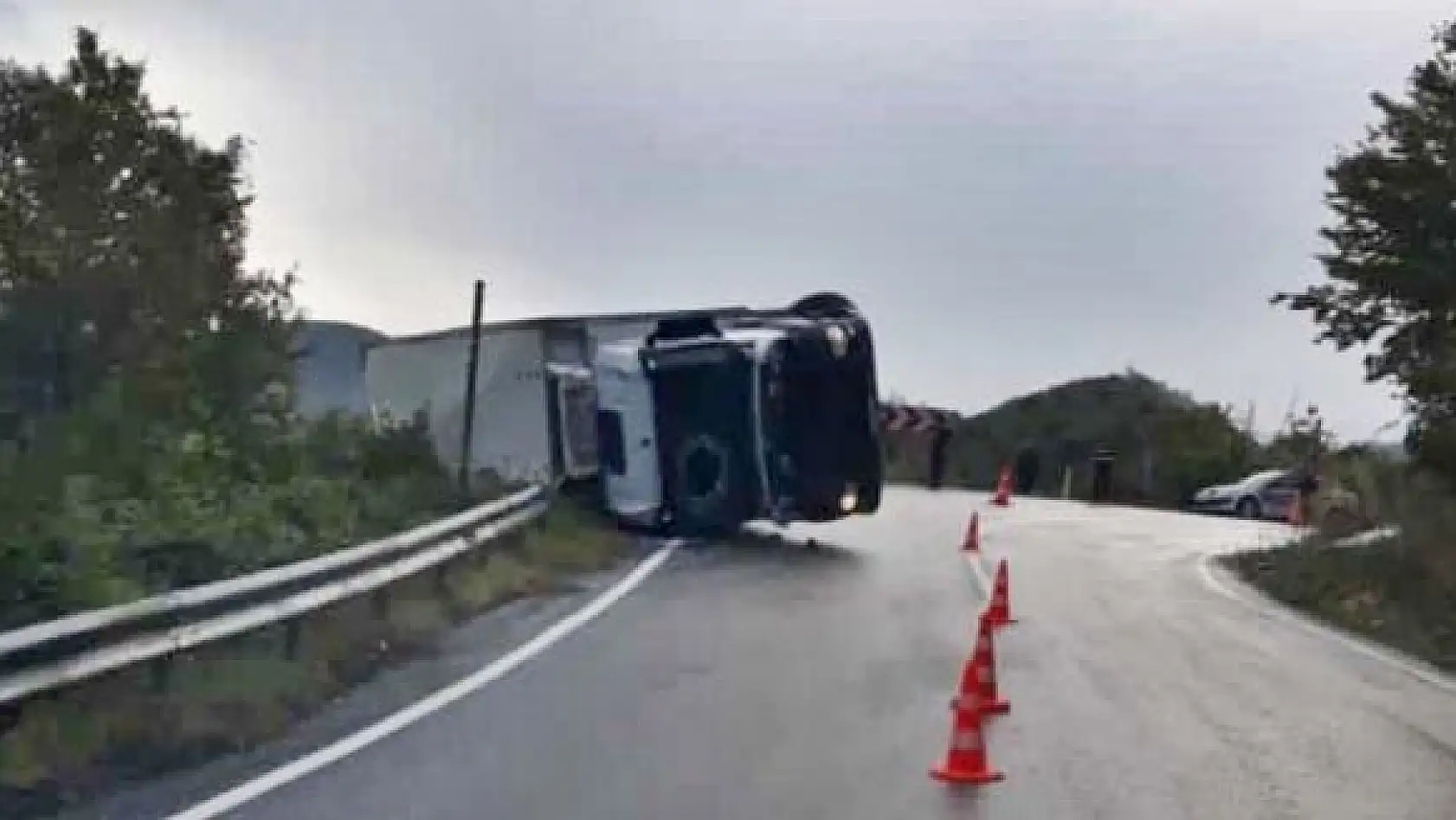 Virajı alamayan kamyon devrildi