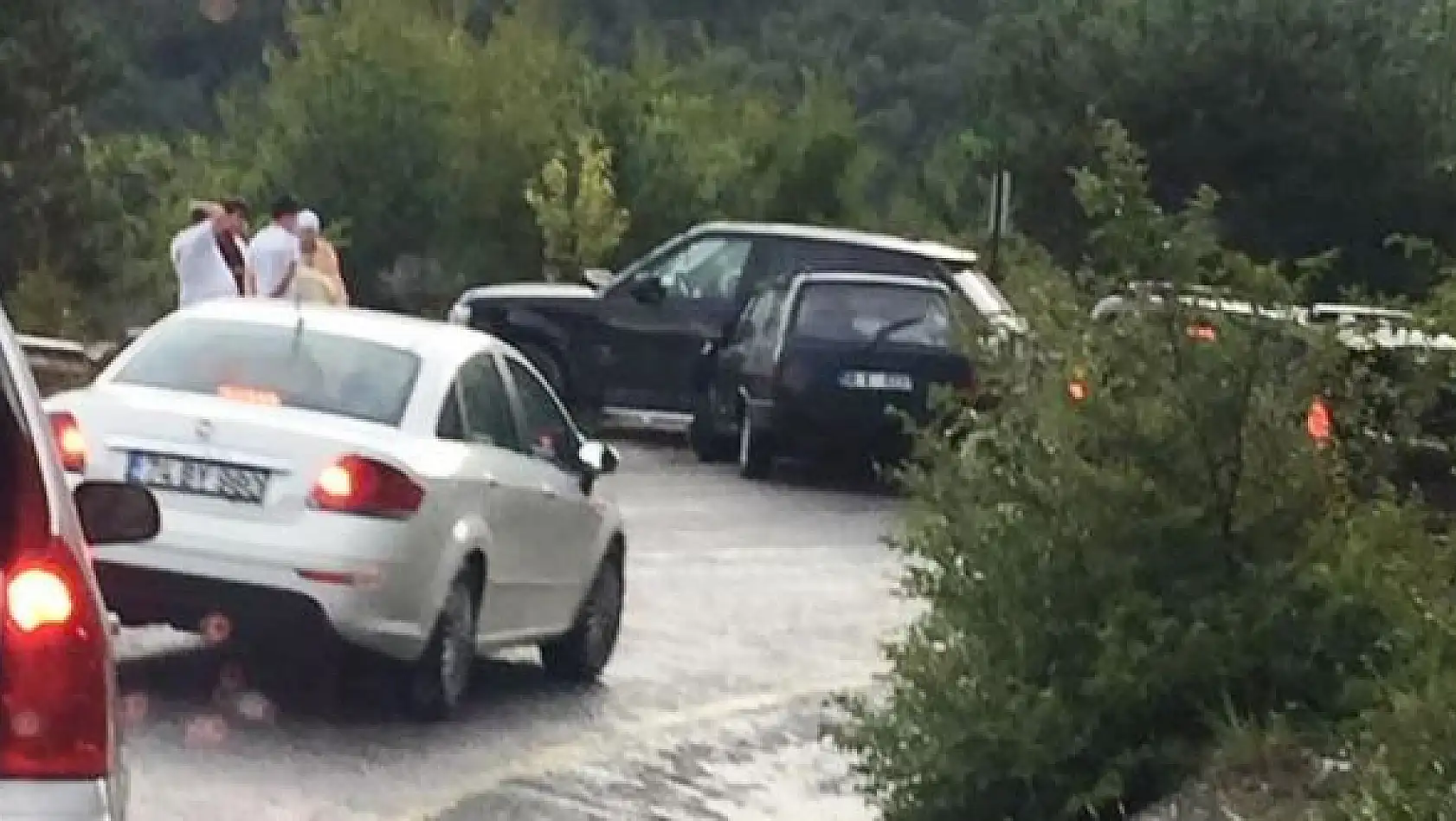 Yağmurda kayganlaşan yolda kaza