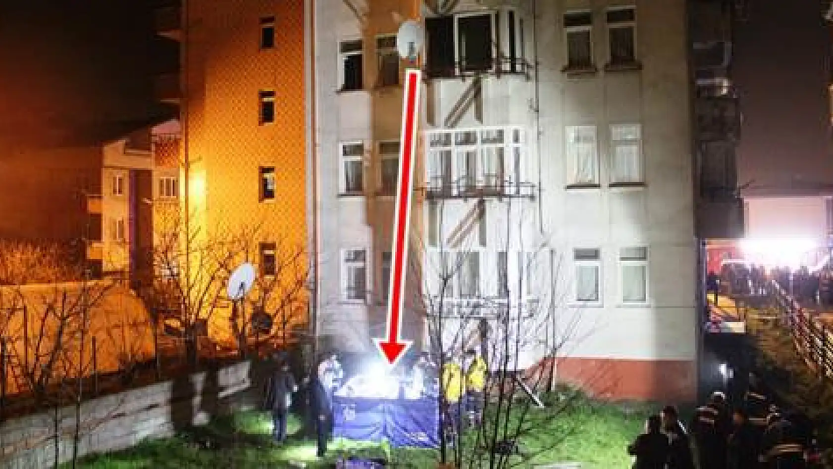 Yanarak 3. kattan ölüme atladı