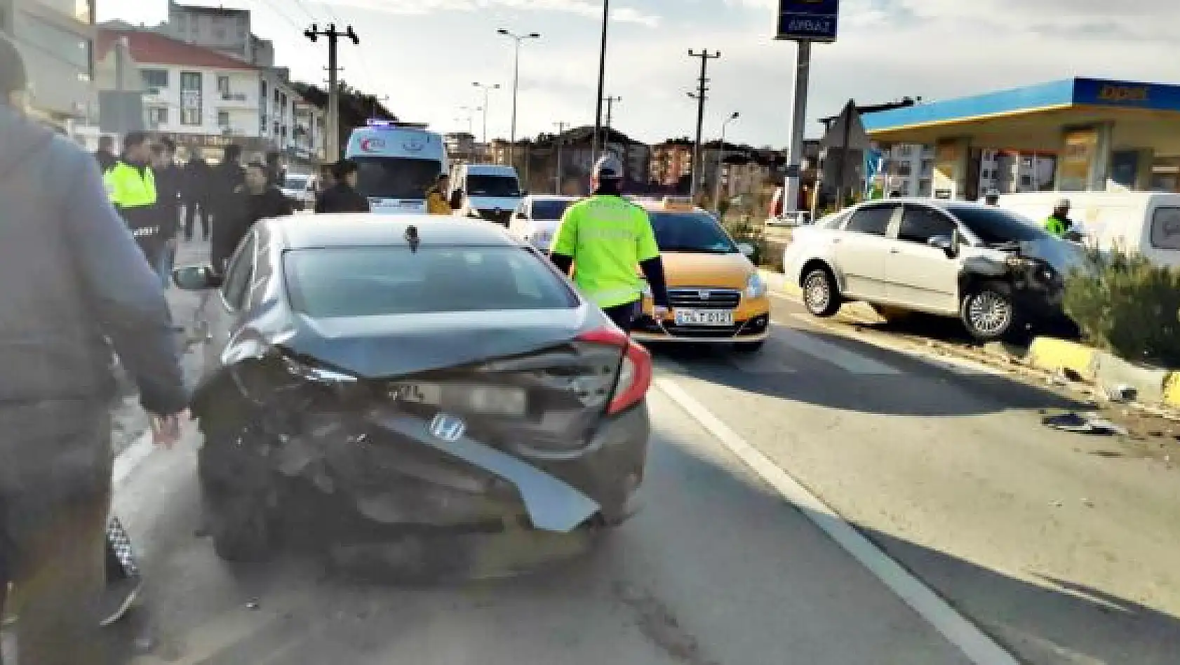 Yayaya yol veren araca çarptı