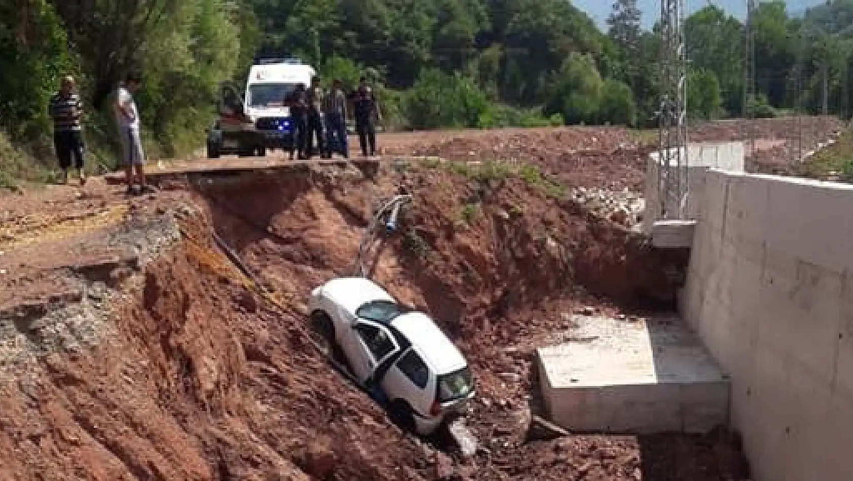 Yol bitti, şarampole yuvarlandı