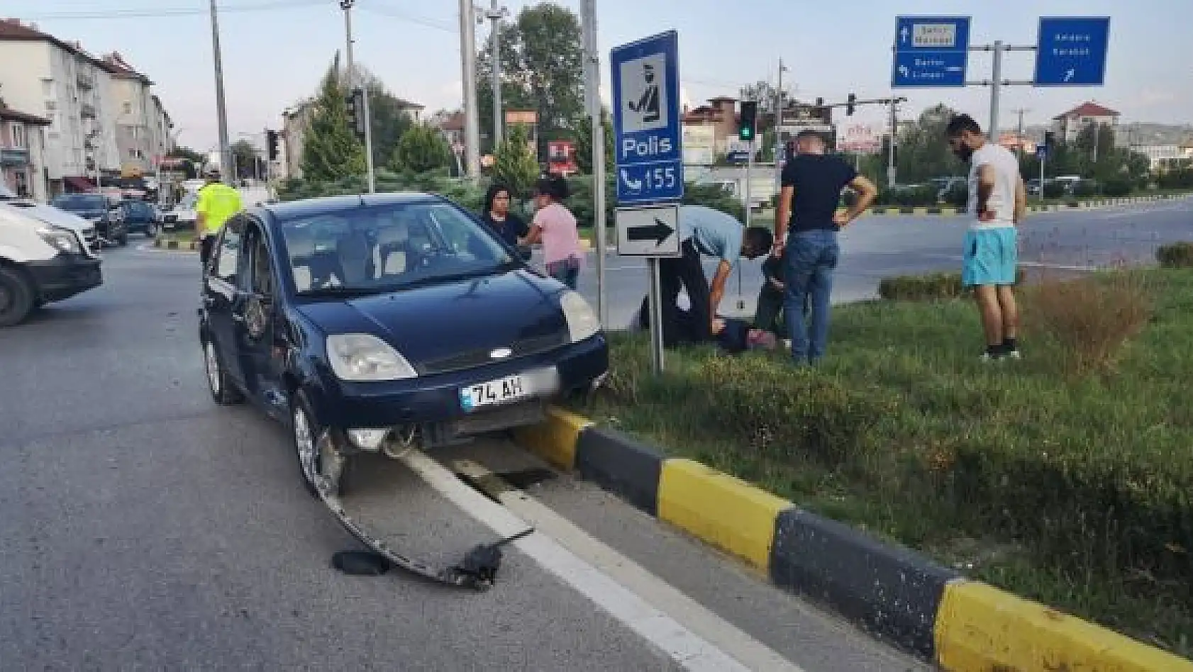Yolcu minibüsü ile otomobil çarpıştı