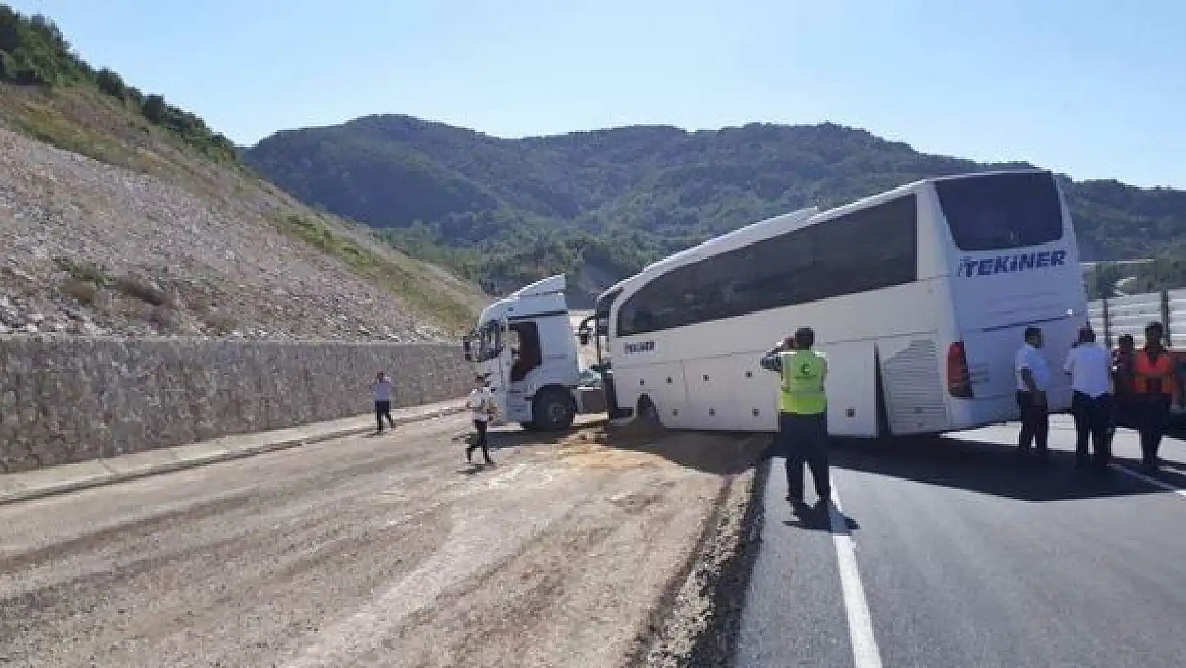Yolcu otobüsü ile kamyon çarpıştı