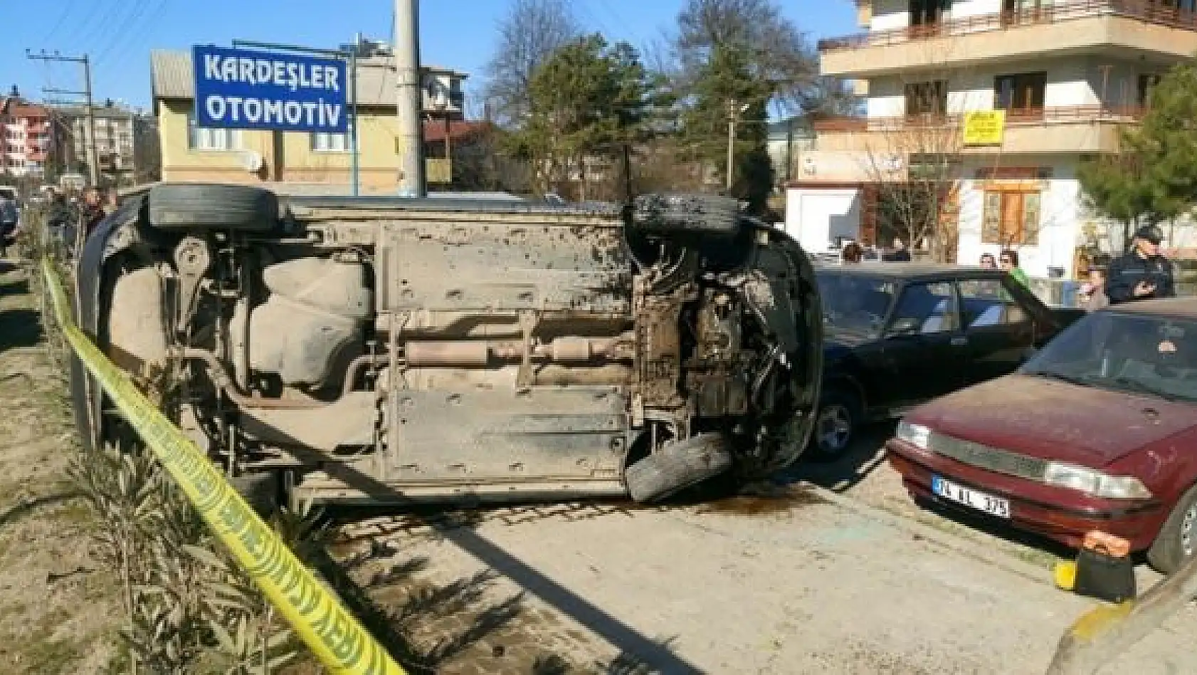 Yoldan çıkan otomobilin çarptığı genç kız öldü