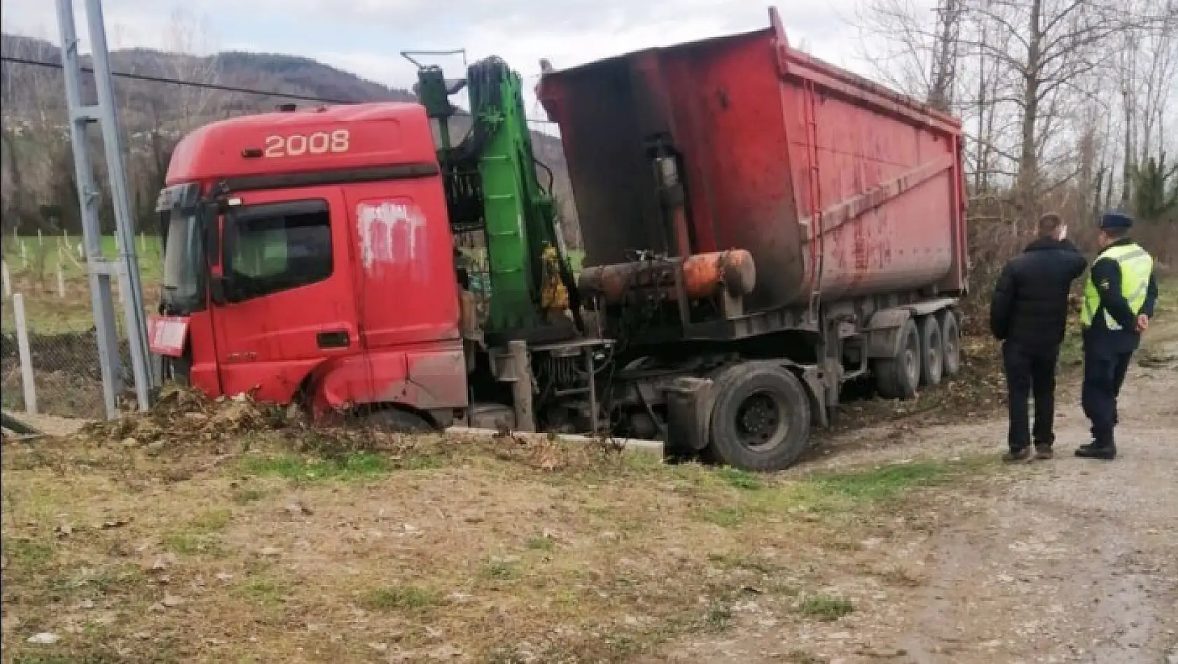 Yoldan çıkan tır kaza yaptı