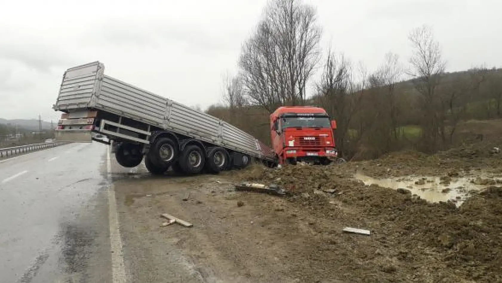 Yoldan çıkan tır şarampole devrildi