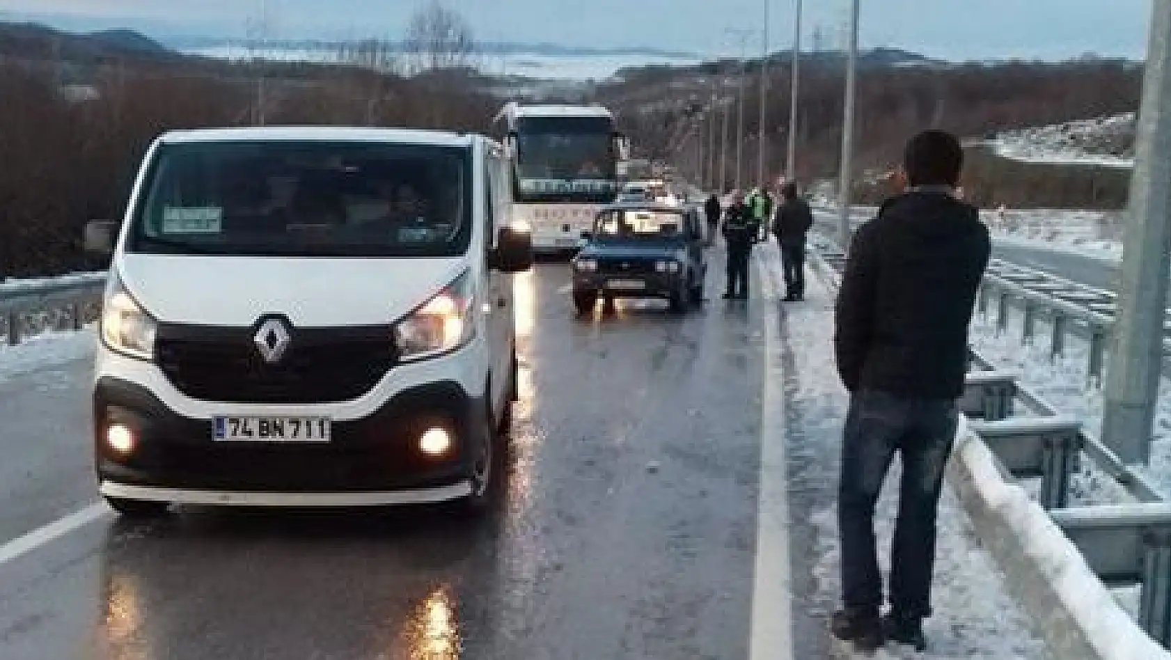 Yollar Buz Pistine Döndü