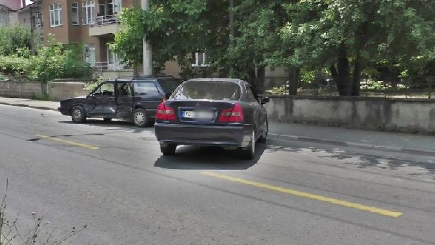 Zincirleme kaza, iki araca birden çarptı