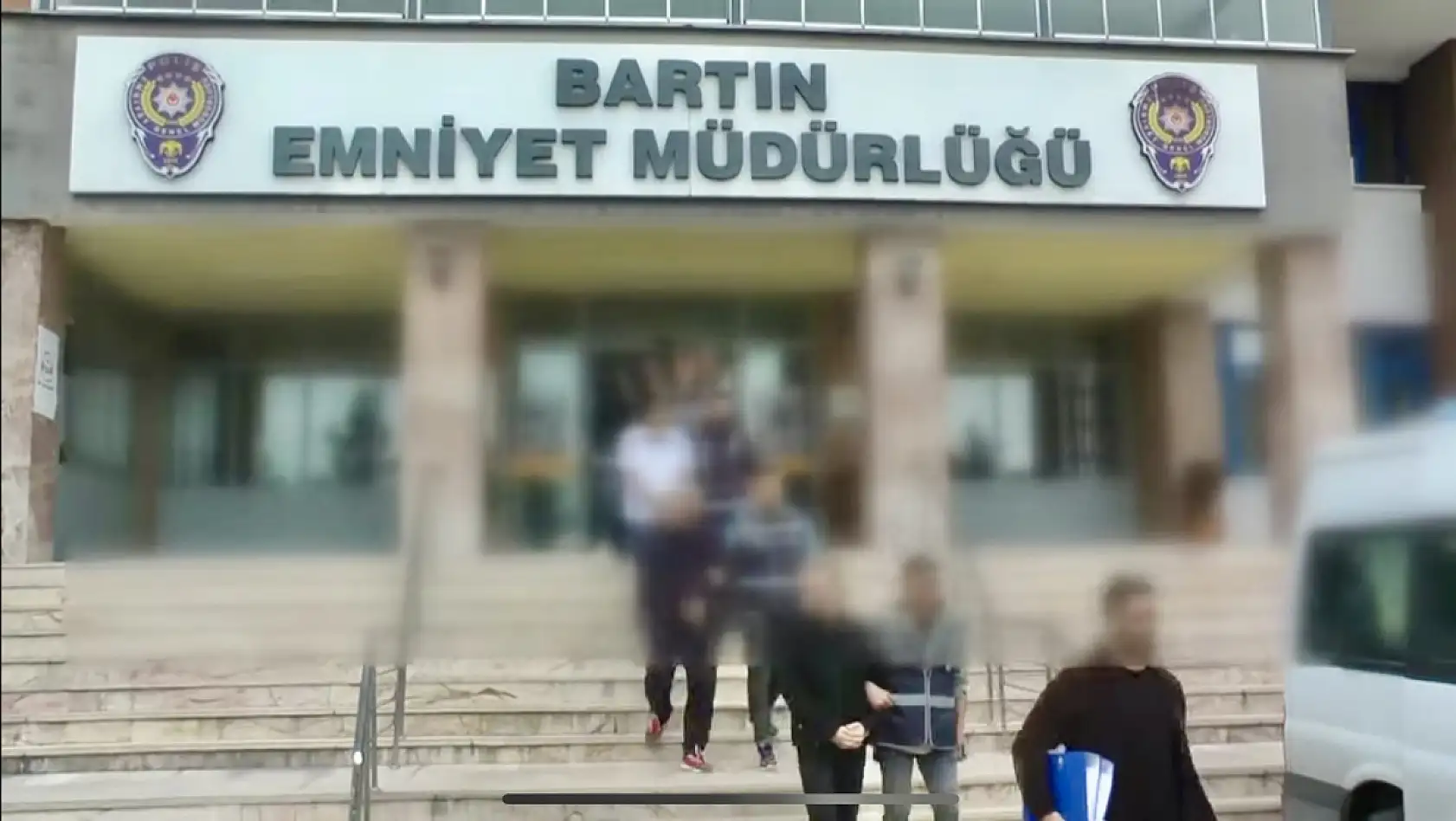 4 araçla 3 kıyafet değiştirdi