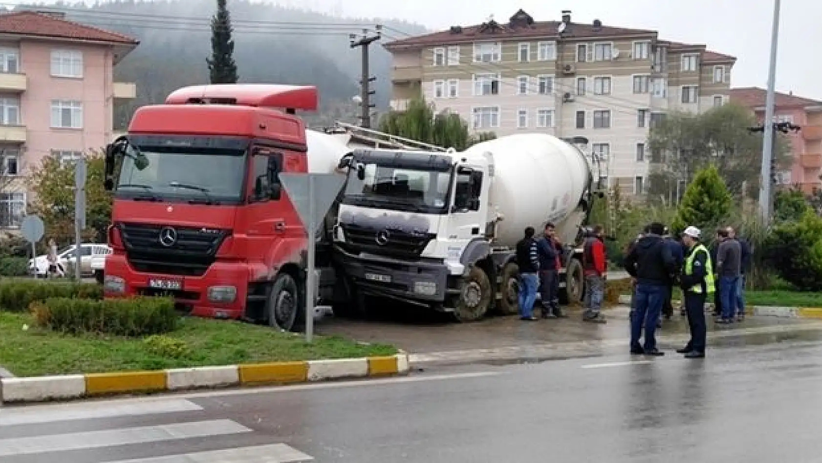 Bartın'da 2 kamyon çarpıştı