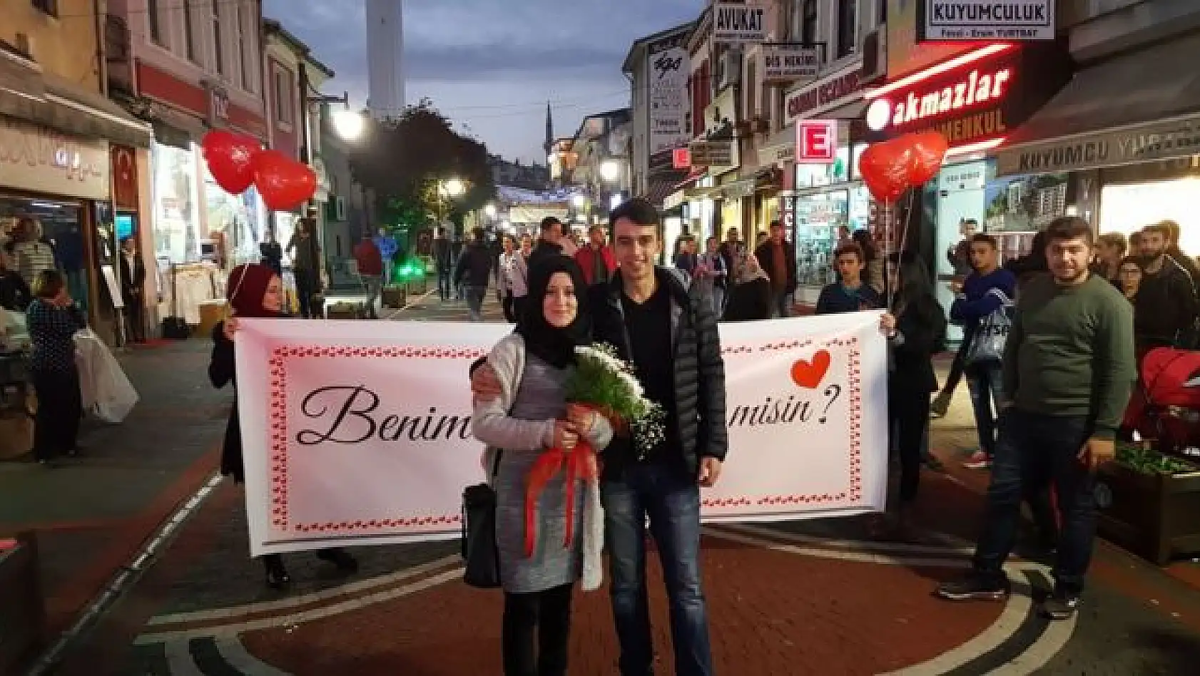 Cadde Ortasında romantik anlar!