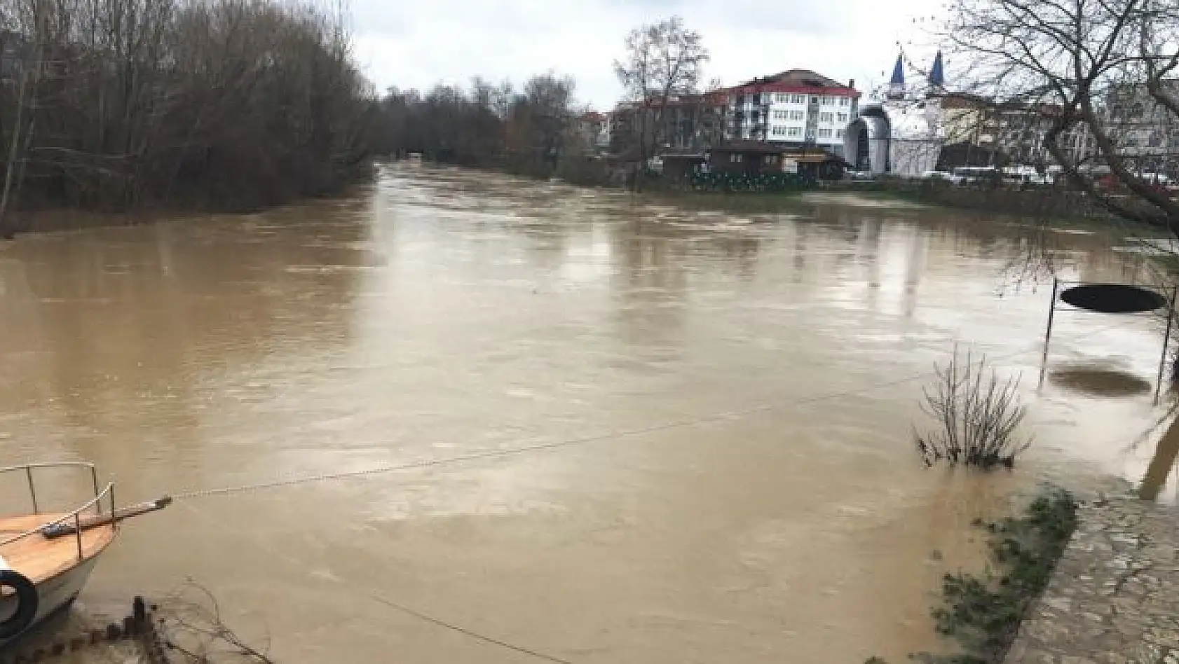 Irmak taşma noktasına geldi