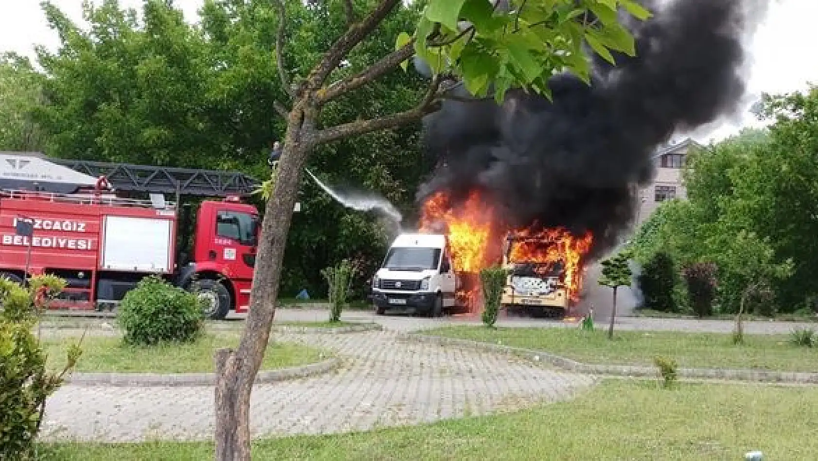 Minibüs alev topuna döndü, yangın diğerine sıçradı