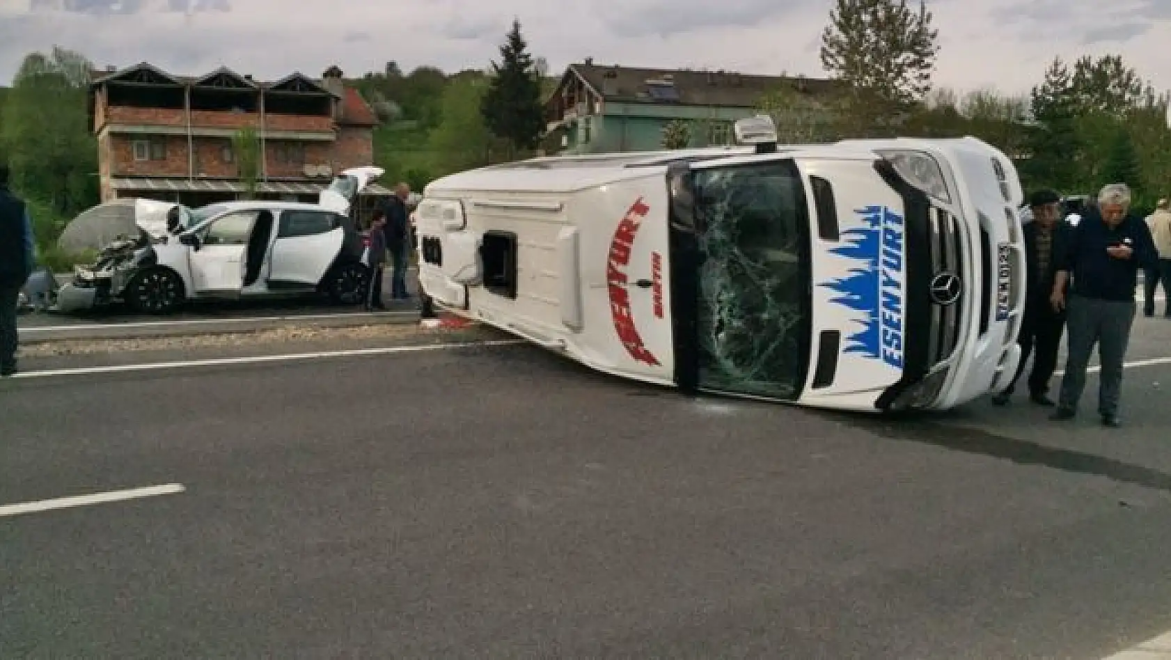 Otomobil ile çarpışan minibüs devrildi, 7 yaralı