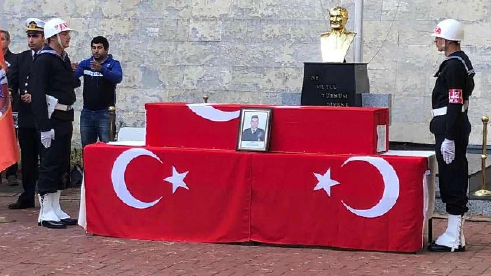 Şehit astsubay gözyaşları arasında uğurlandı