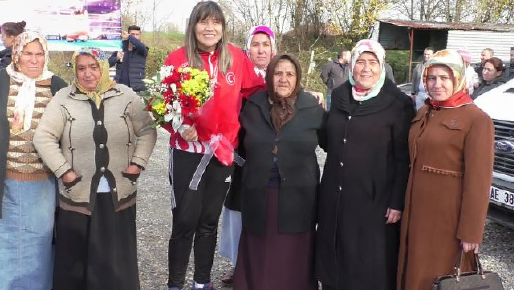 Şennur Demir'e davullu zurnalı karşılama