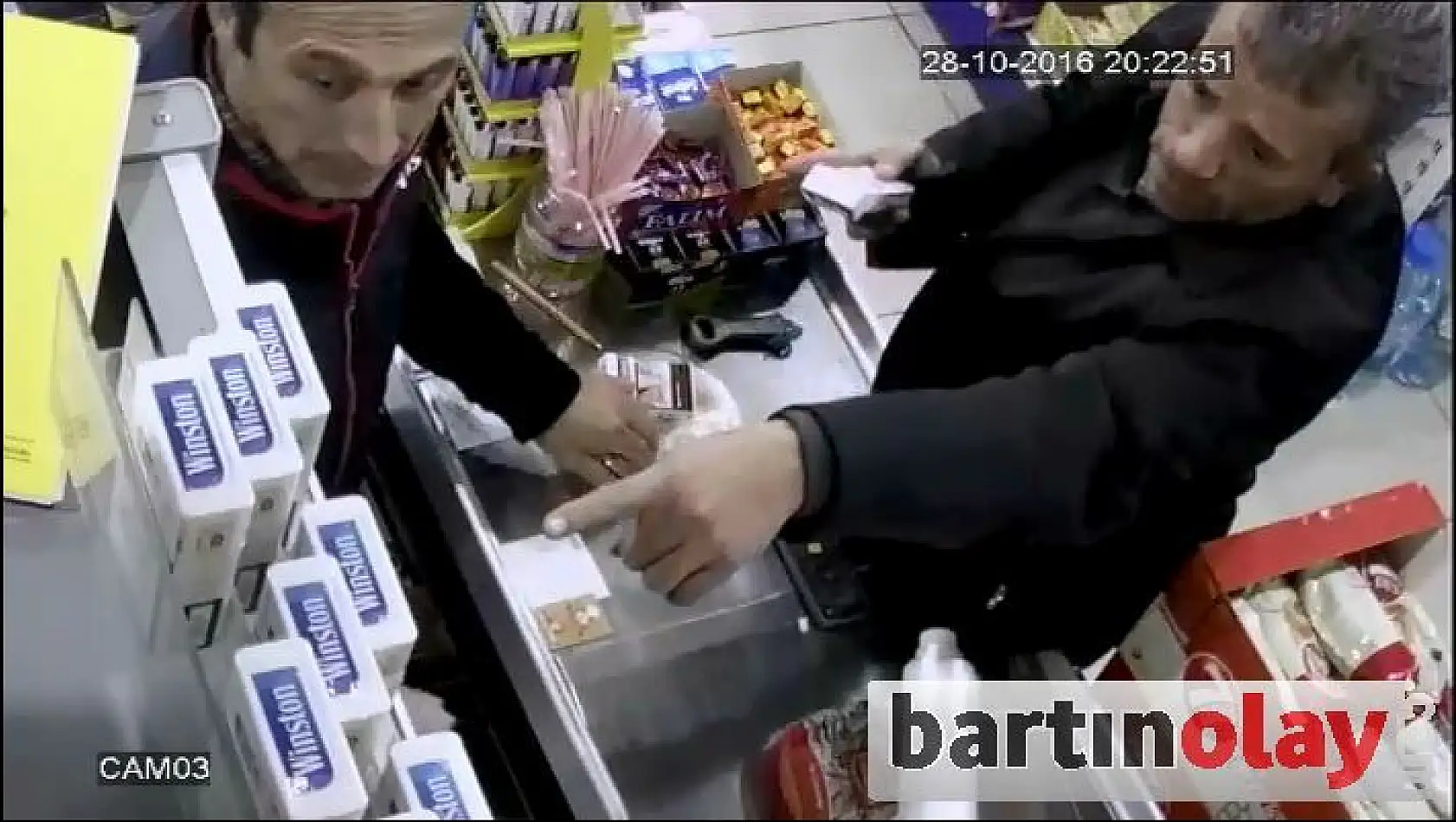 Sigara alma bahanesiyle dolandırdı