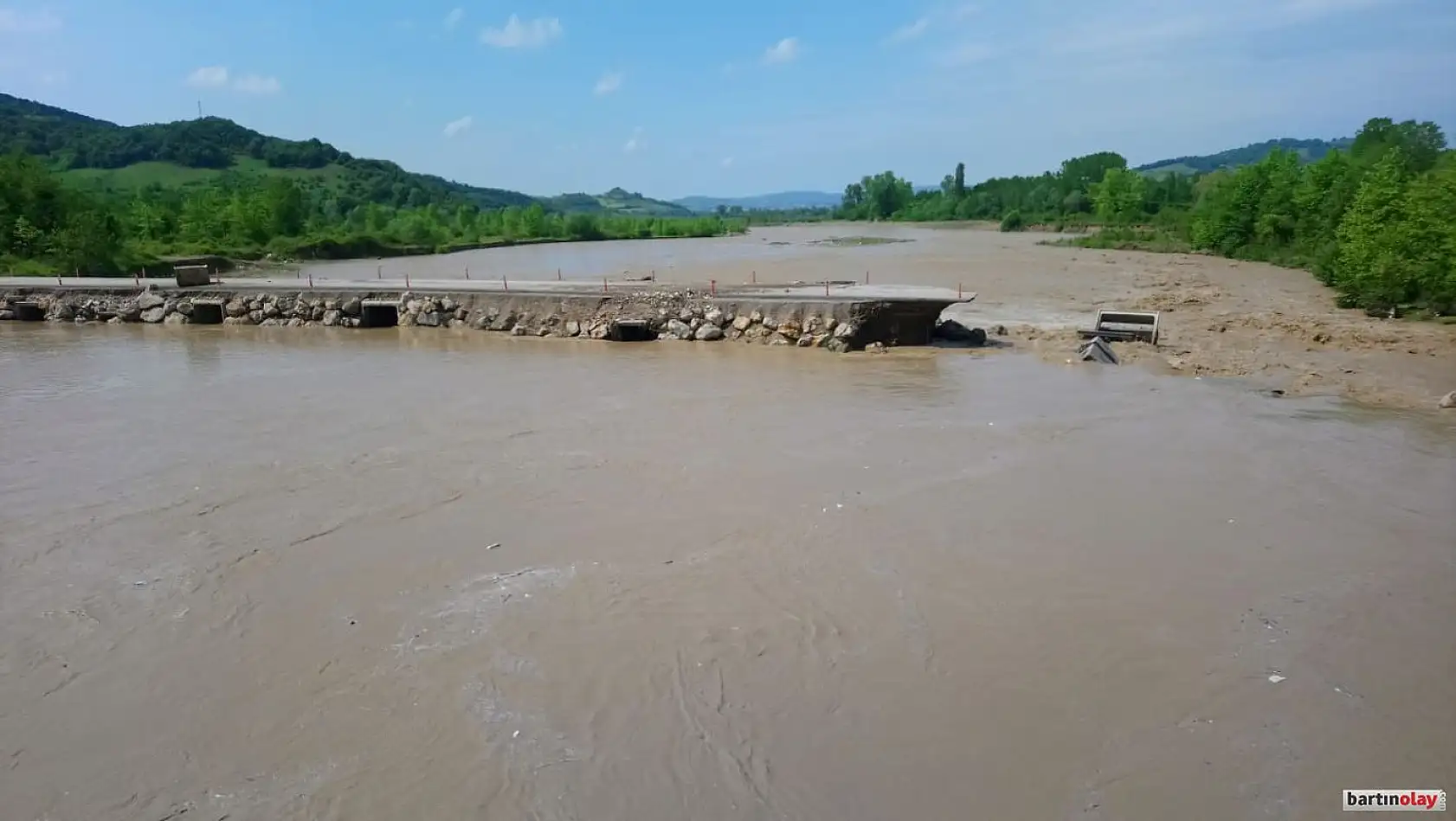 Özel idare şantiyesine giden yol çöktü