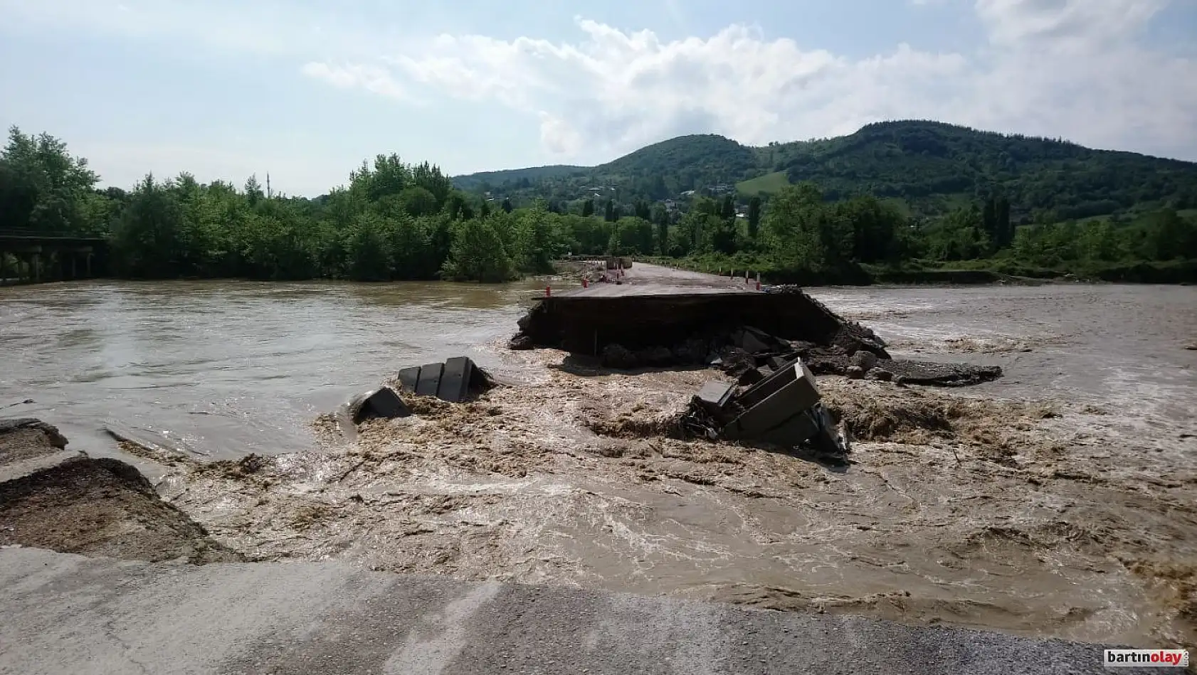 Özel idare şantiyesine giden yol çöktü