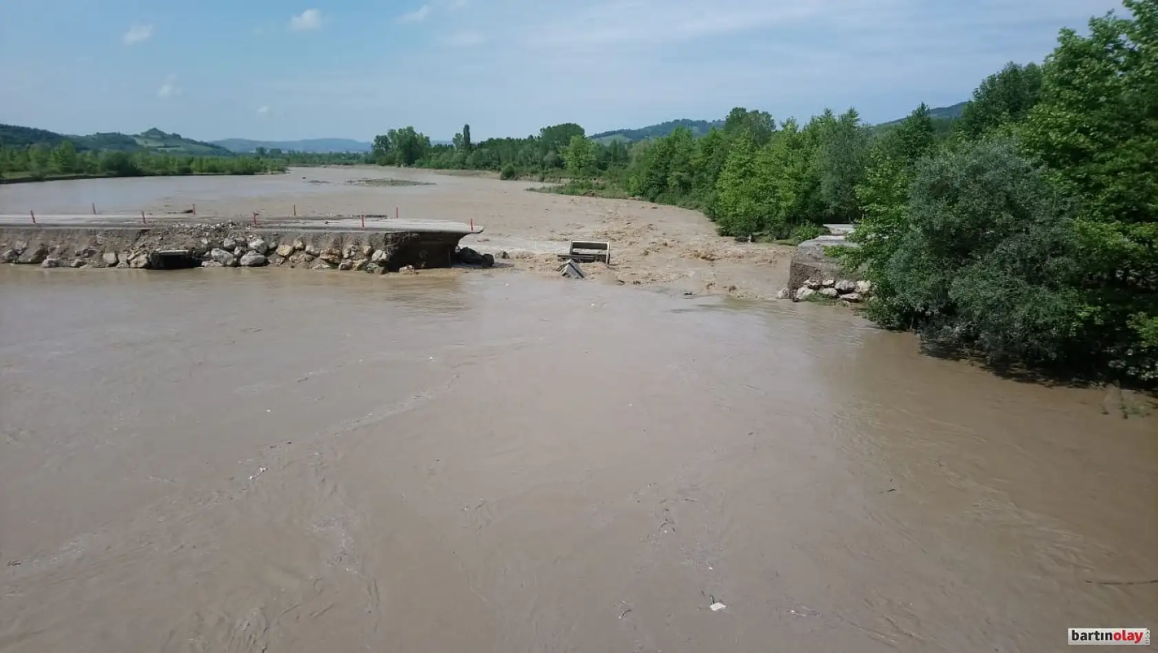 Özel idare şantiyesine giden yol çöktü