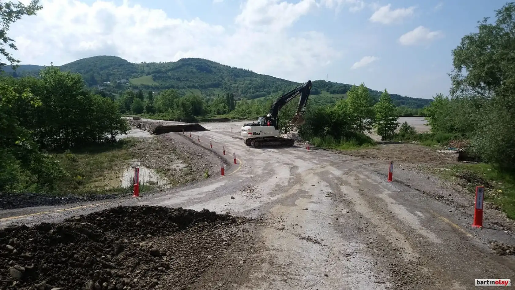 Özel idare şantiyesine giden yol çöktü
