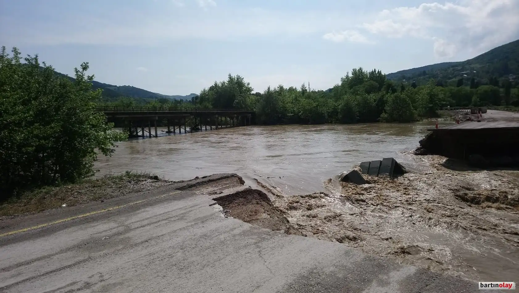 Özel idare şantiyesine giden yol çöktü