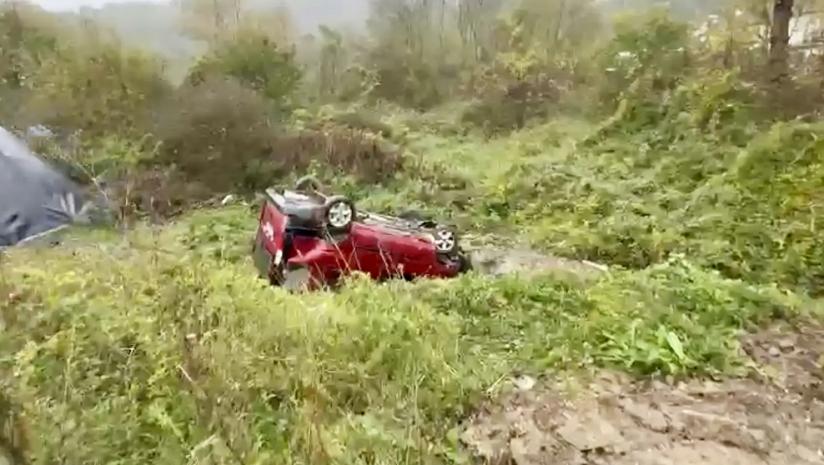 Yoldan çıkıp şarampole yuvarlandı