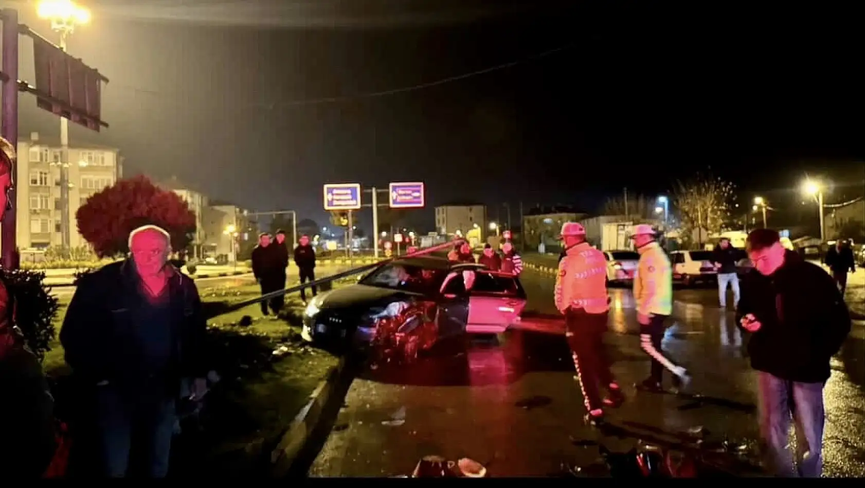 Çarptığı direk üzerine devrildi