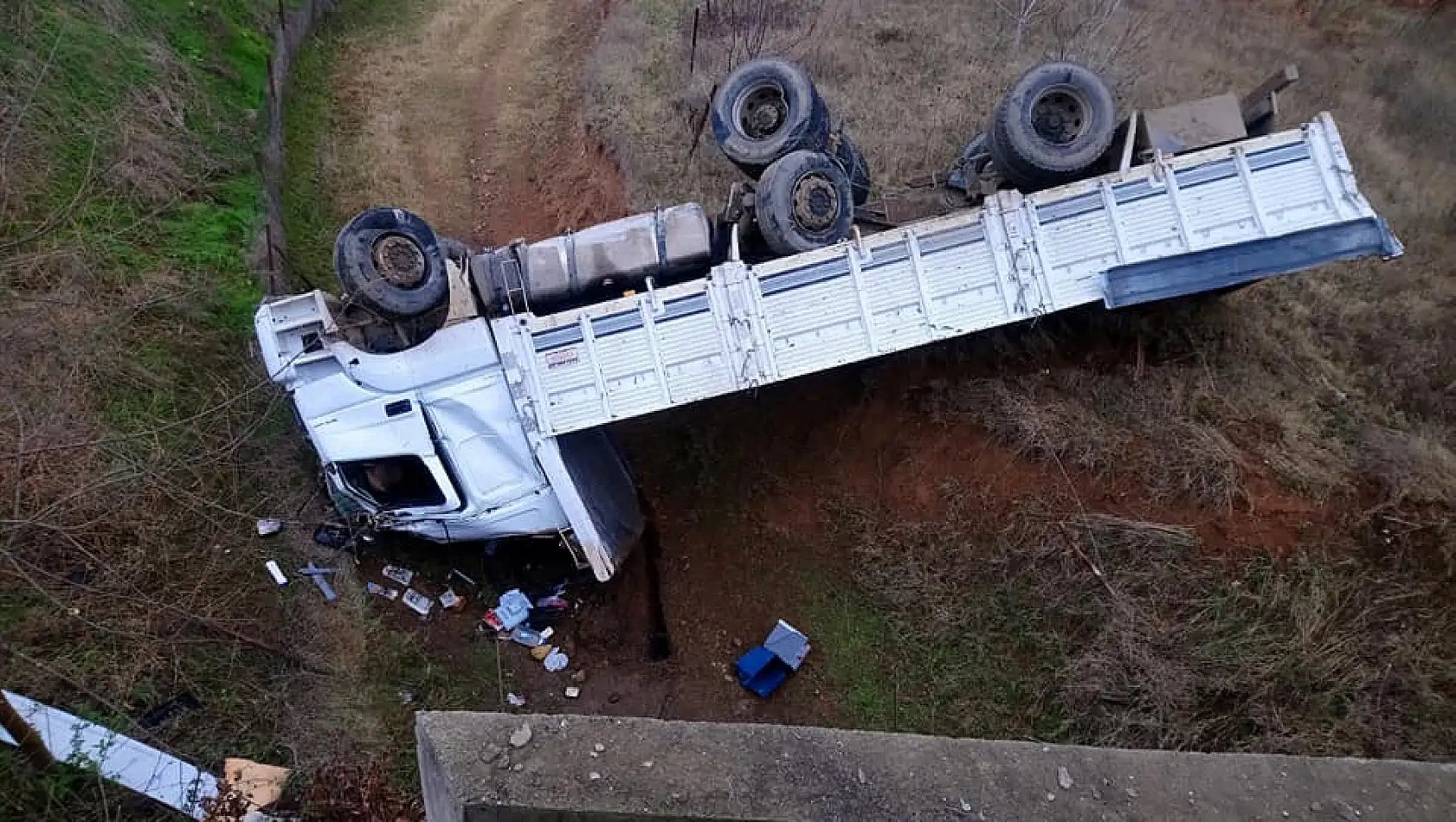 Kamyon şarampole uçtu, 1 ölü