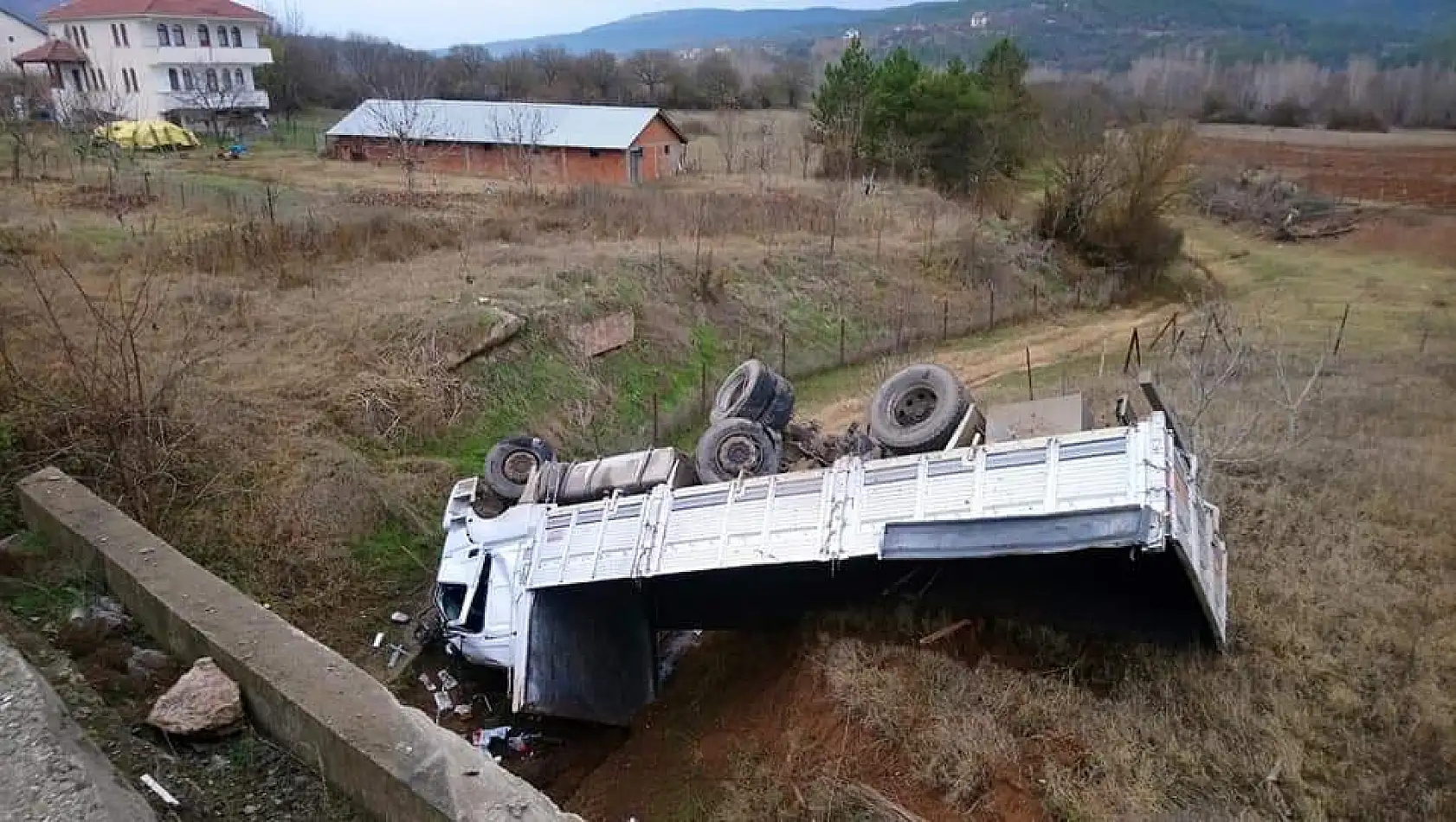 Kamyon şarampole uçtu, 1 ölü