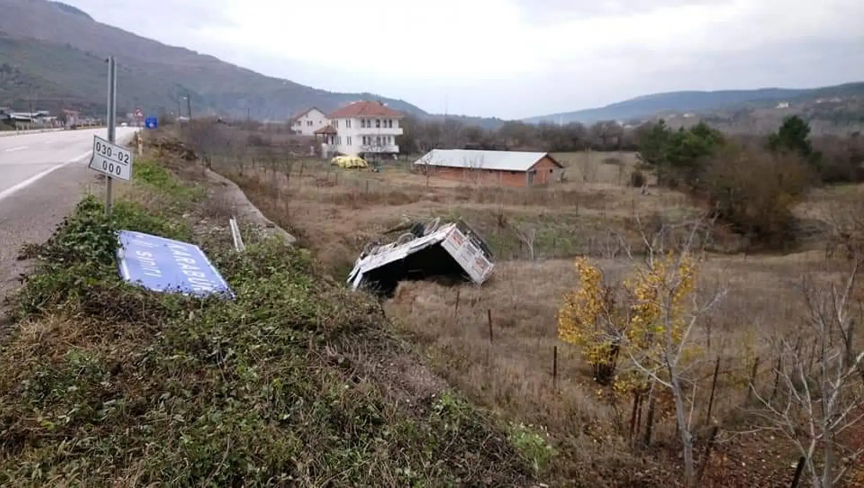 Kamyon şarampole uçtu, 1 ölü