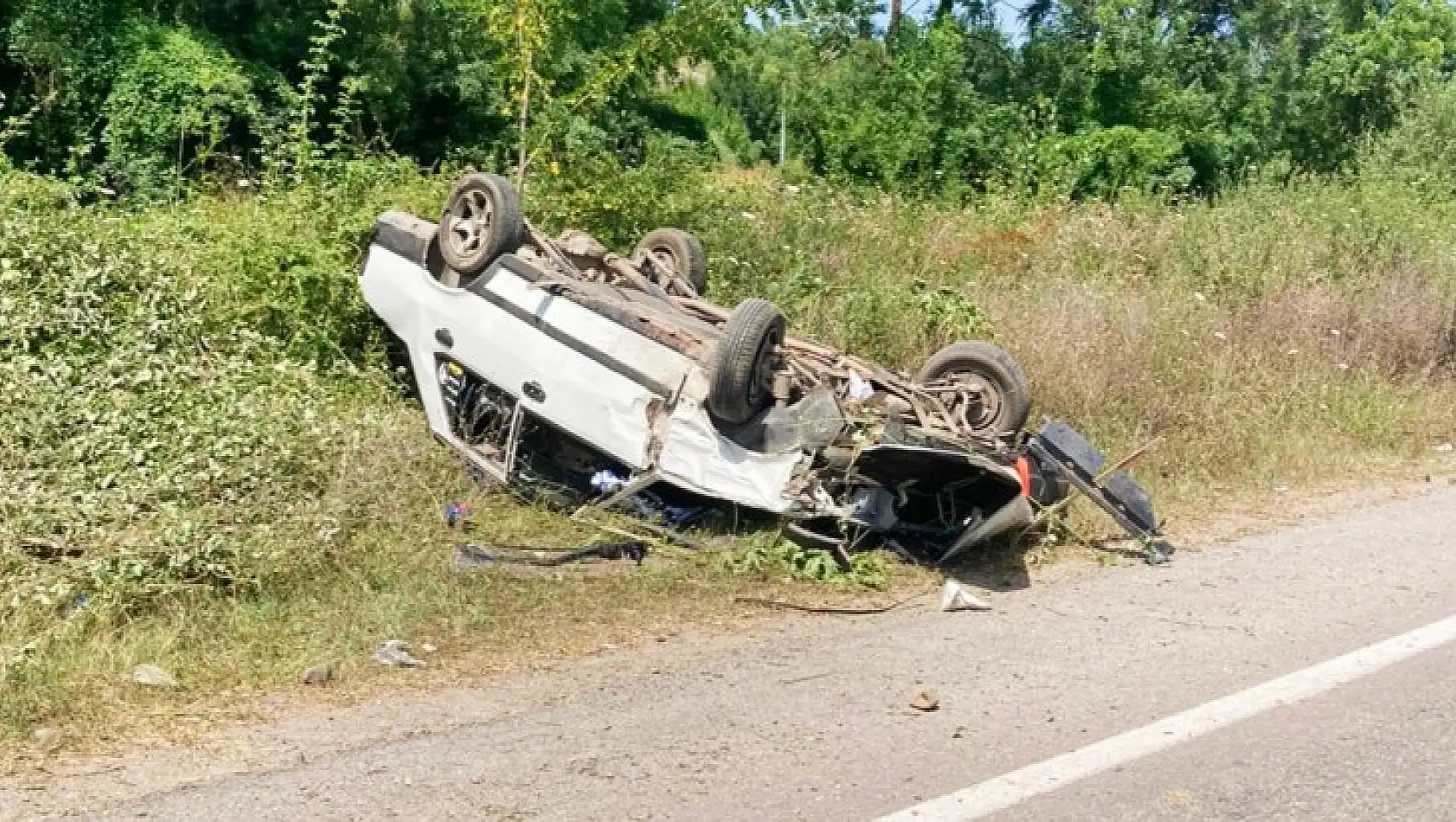 İki araca çarpıp takla attı