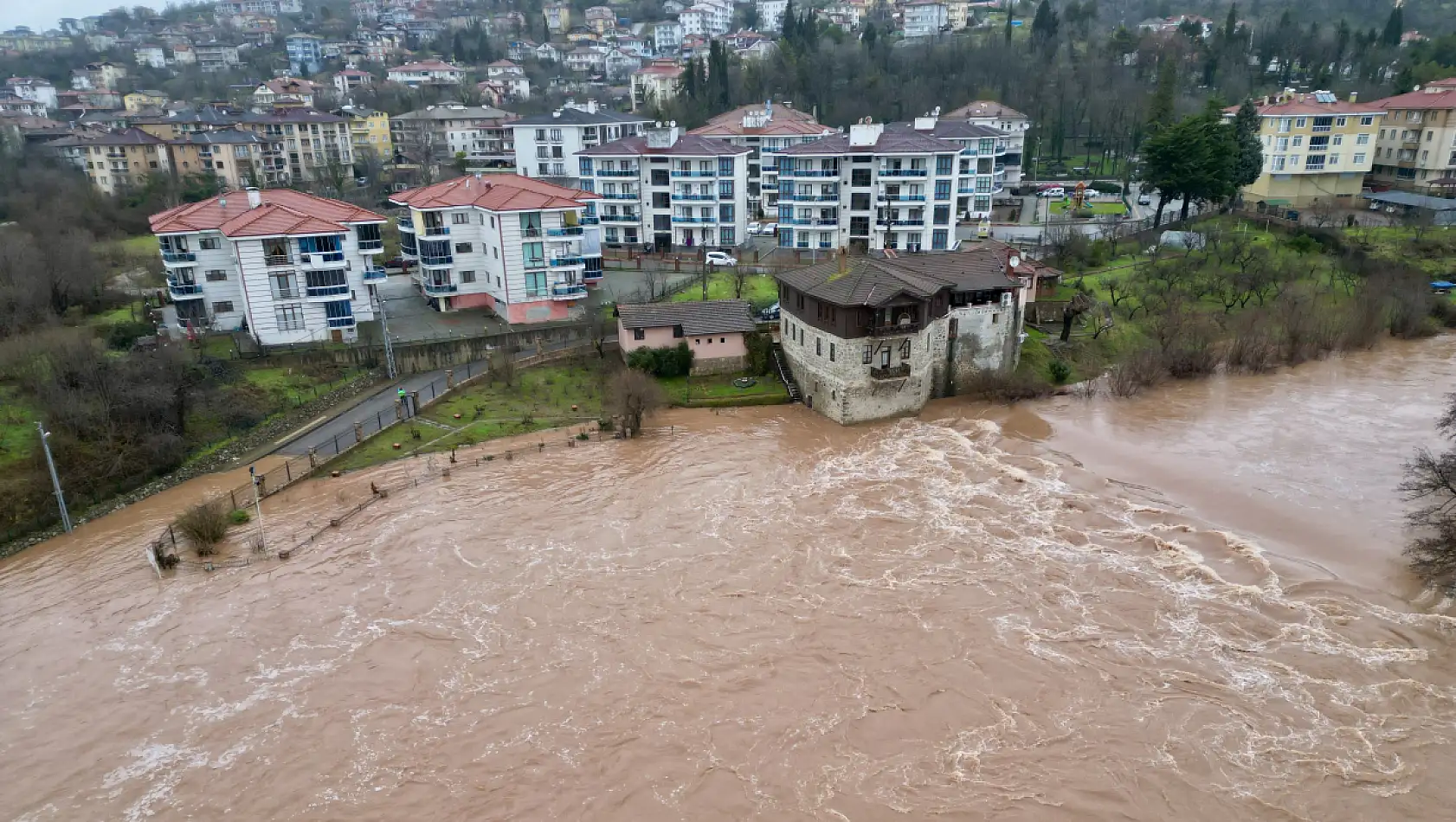 Su seviyesi 3 metre yükseldi