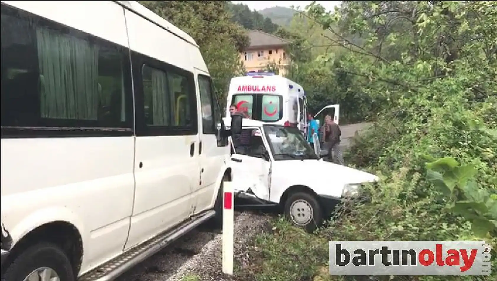 Islak yolda kaydı, minibüs ile çarpıştı