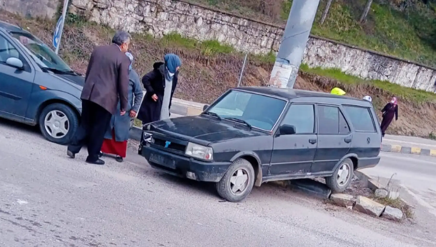 Otomobil orta refüje çıktı