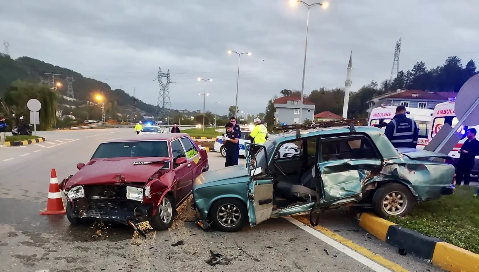 Karaçay'da iki araç çarpıştı