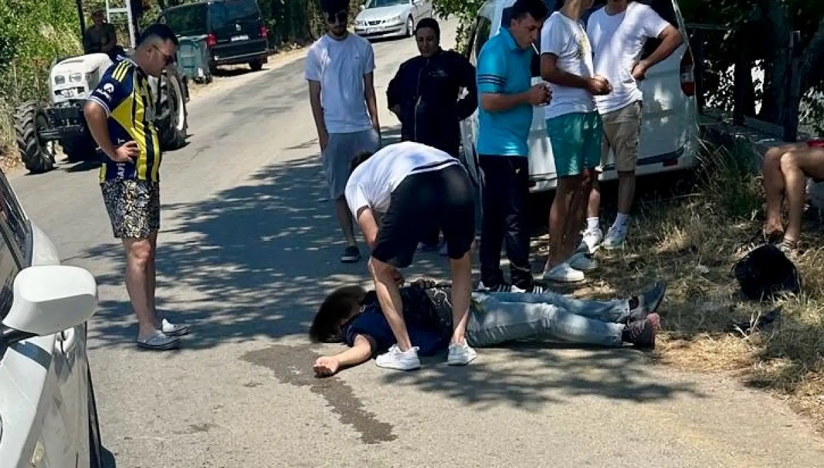 Otomobil ile motosiklet çarpıştı