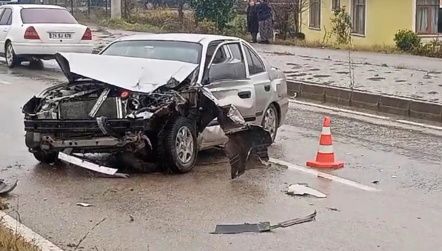 Kontrolden çıkan araç kaza yaptı