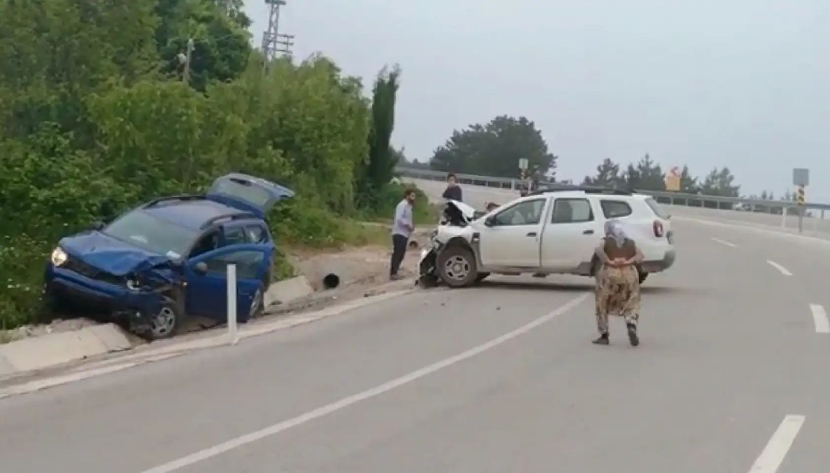 İki araç kafa kafaya çarpıştı
